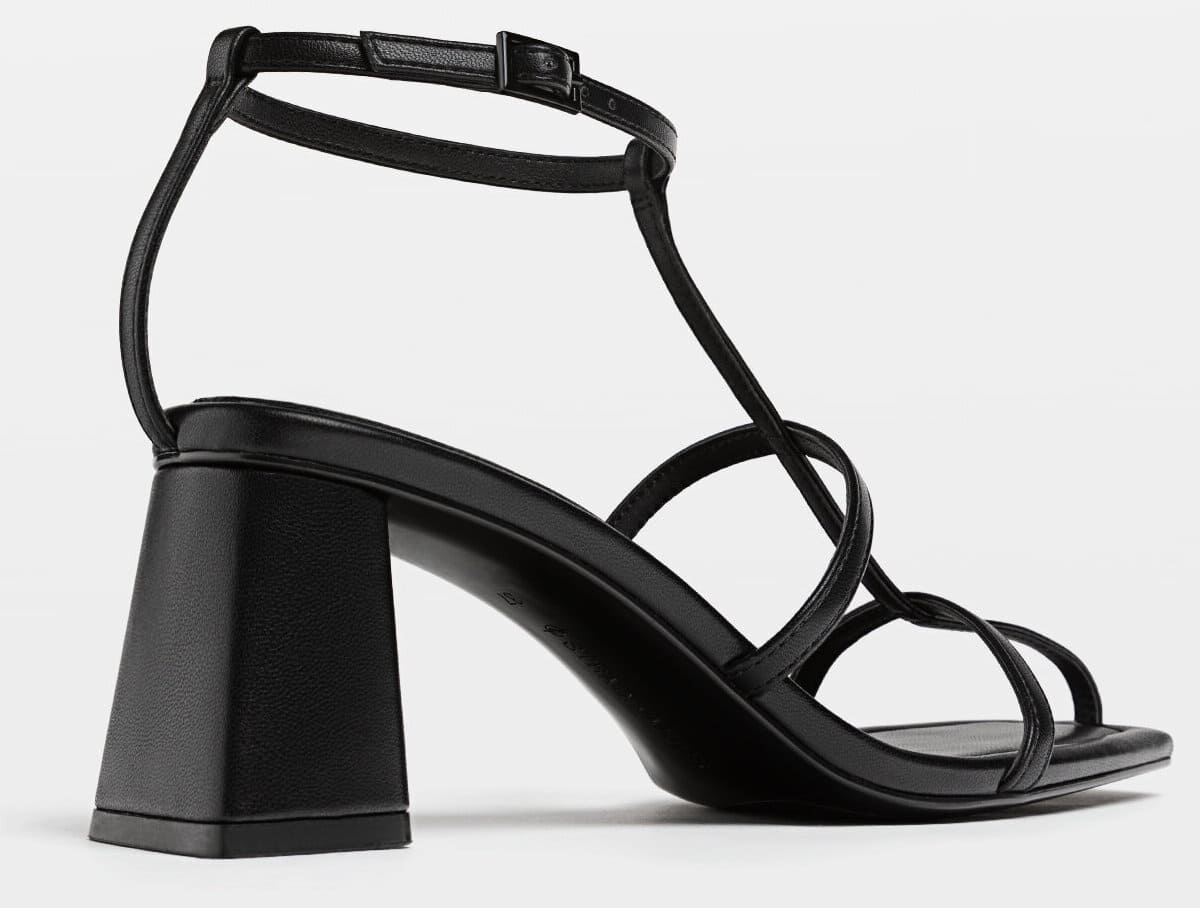 Las sandalias de tacón medio con tiras en color negro de Stradivarius