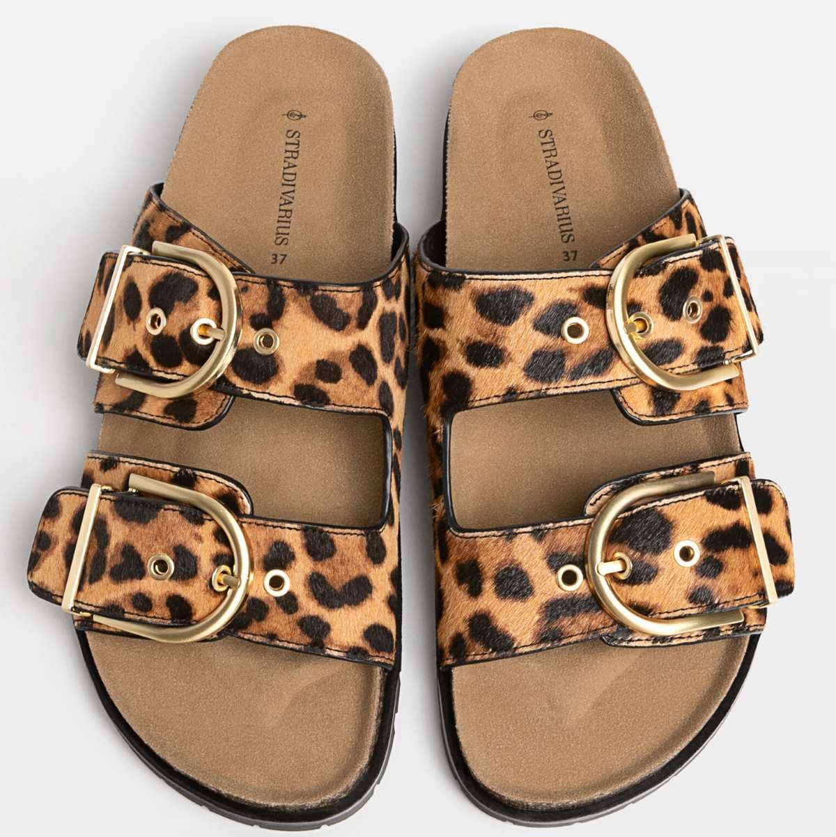 Sandalias planas piel leopardo de Stradivarius 