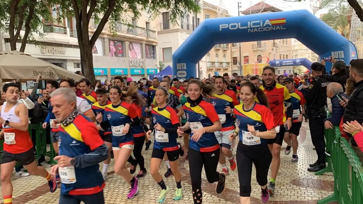 Imagen de una carrera solidaria anterior en la que se homenajeaba a la Policía Nacional