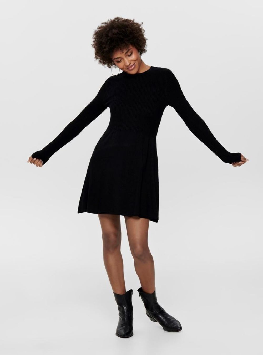 Vestido corto estilo jersey de canalé de manga larga de la marca Only en Carrefour