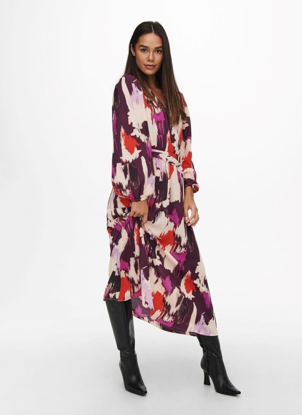 Vestido midi efecto vaporoso de la marca Only en Carrefour