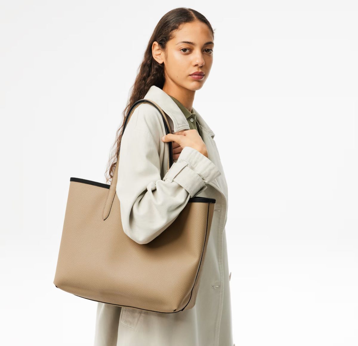 Bolso tote reversible modelo ANNA de Lacoste en Amazon