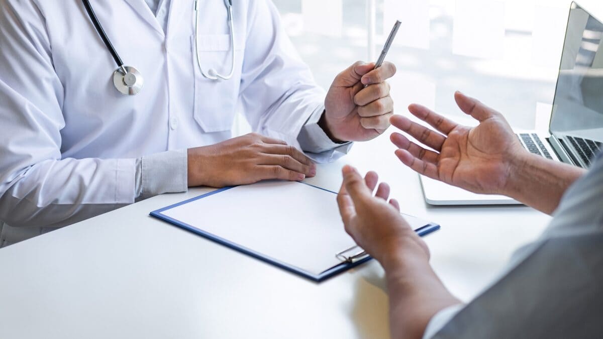 Ya es posible acceder a un puesto de facultativo sin pasar oposición en Andalucía