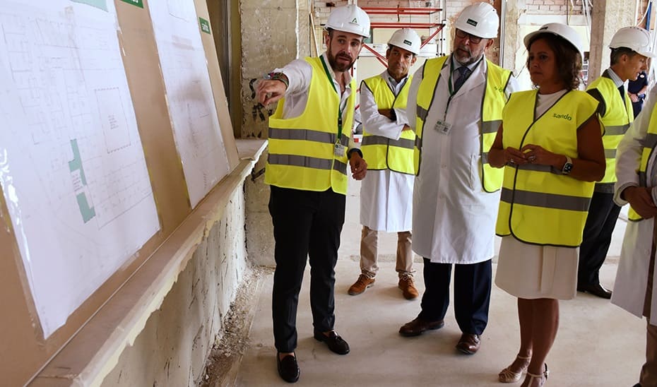 Catalina García durante una visita a las obras