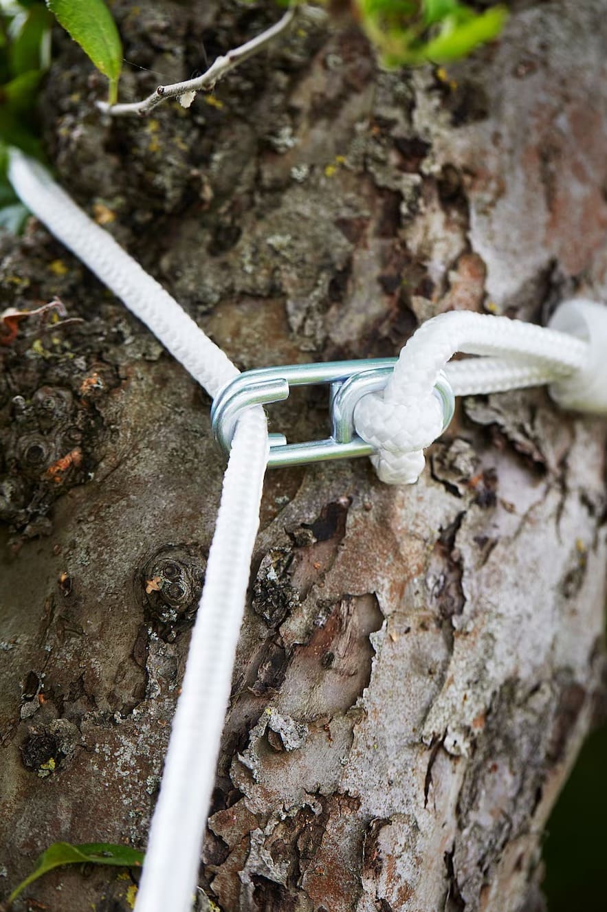 La hamaca de color antracita y blanco HAMNÖN de Ikea