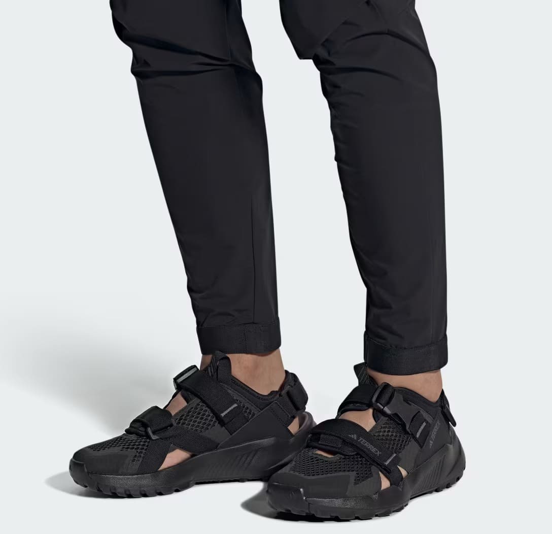 La sandalia cerrada Terrex Hydroterra negra de Adidas
