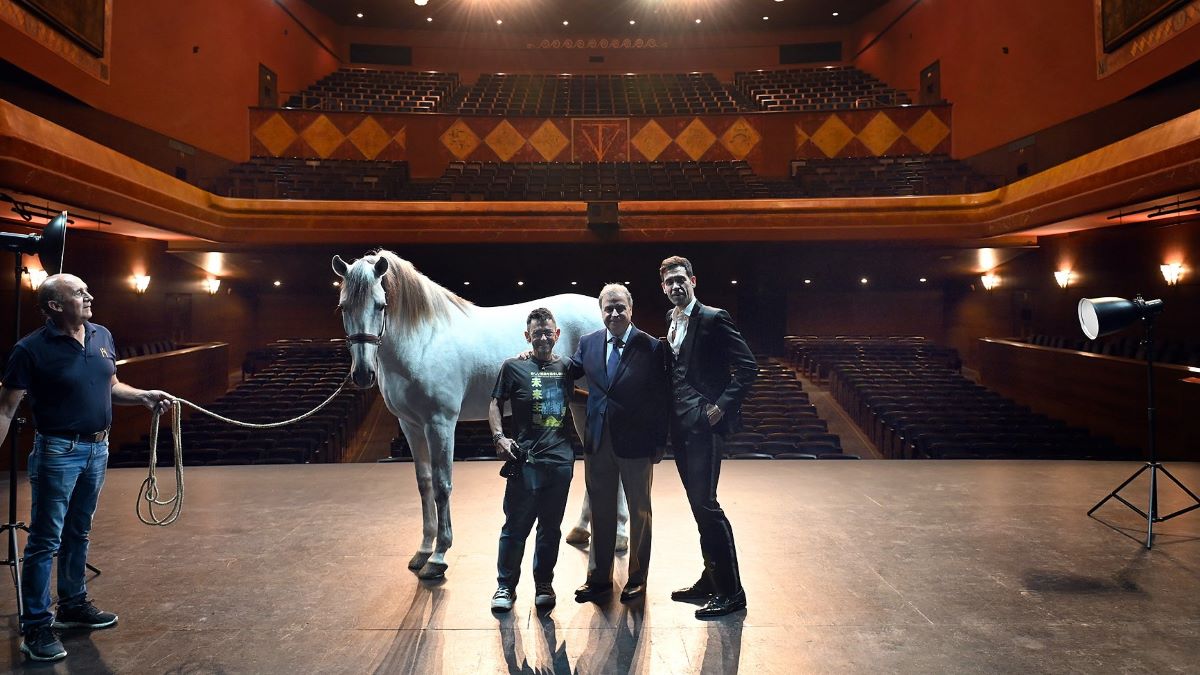 Ismael Jordi con Antonio Real y el fotógrafo Paco Martín en el Teatro Villamarta