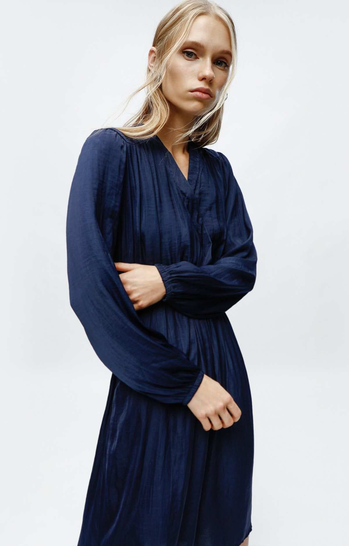 Vestido midi plisado de Lefties