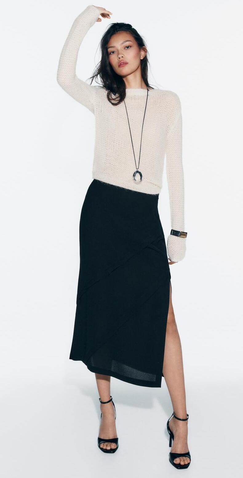 La falda midi crepe con costuras diagonales de Zara