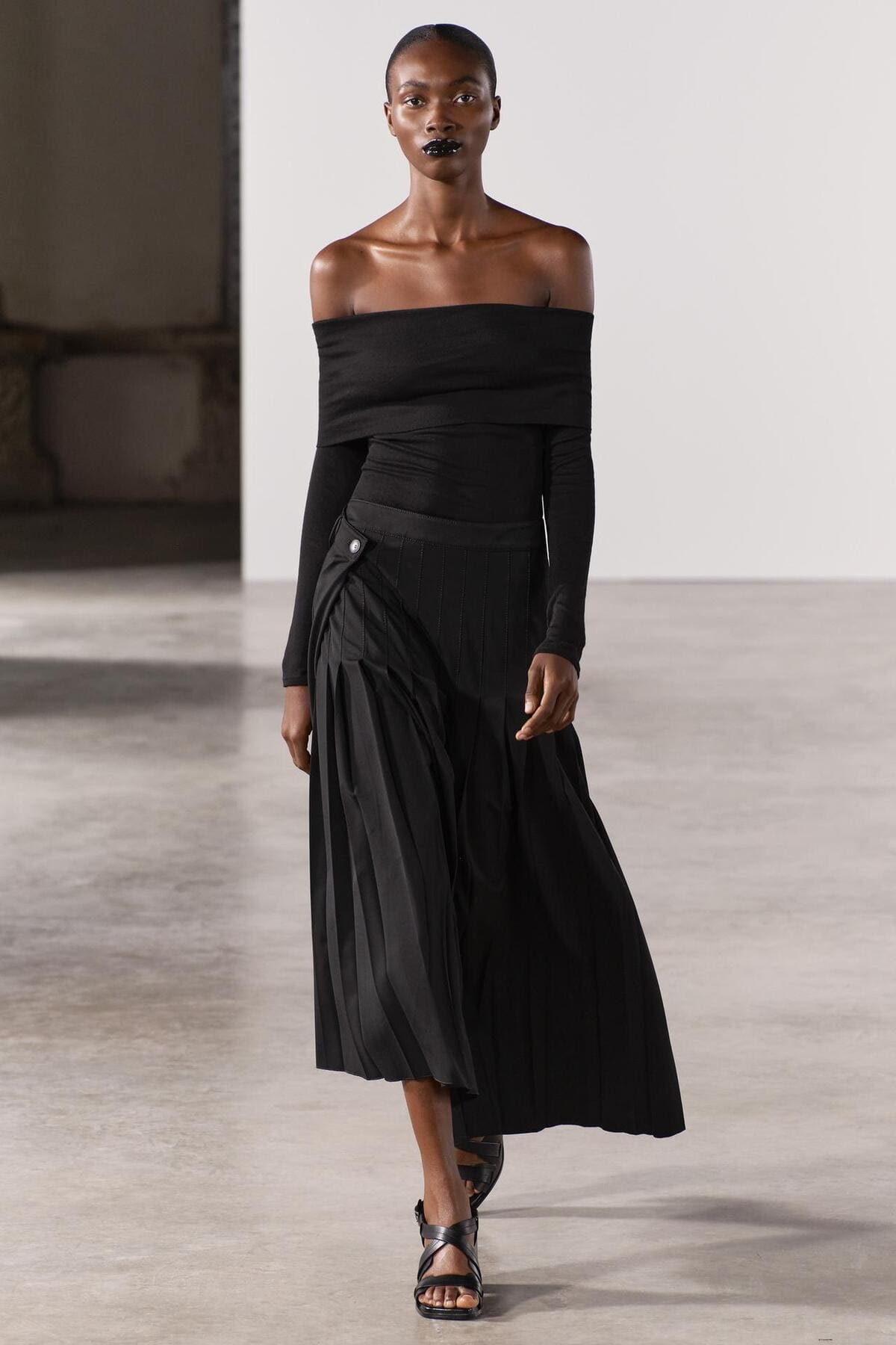 La falda plisada ZW Collection de color negro de Zara