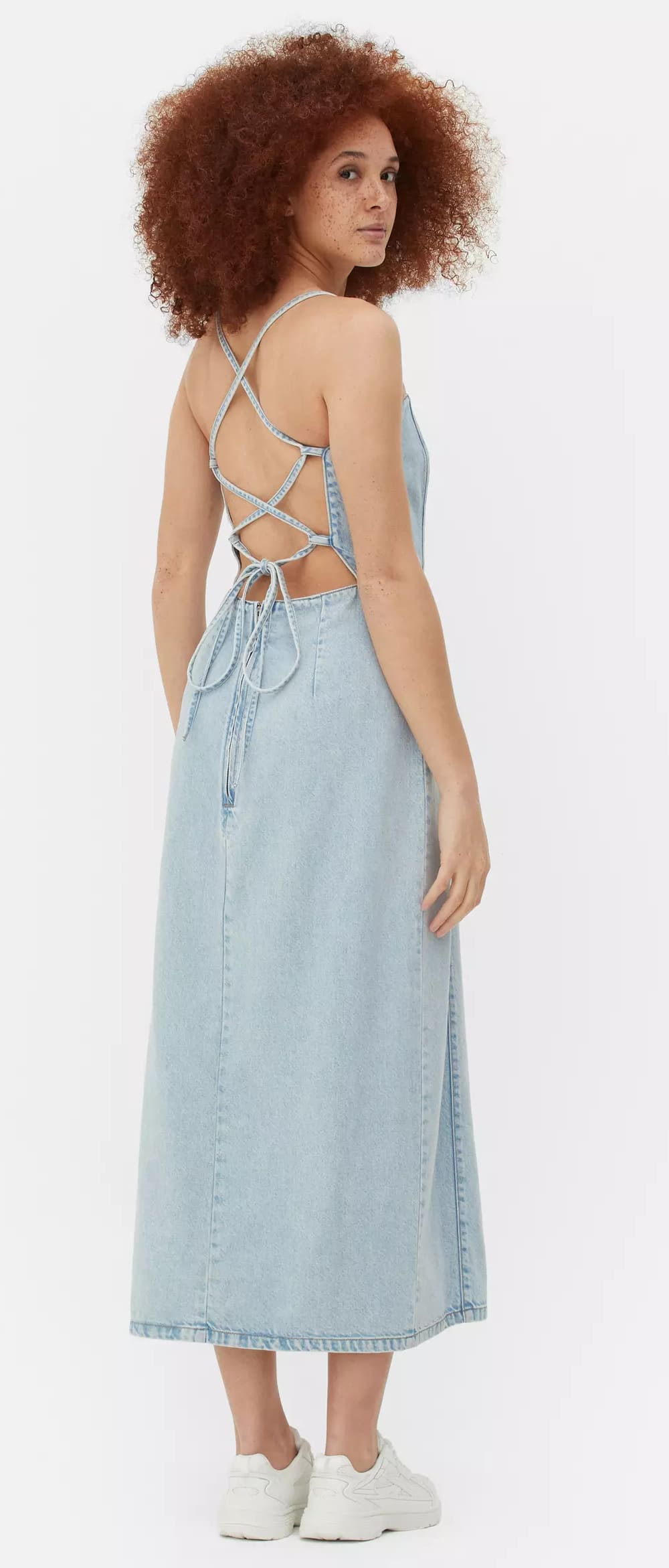 El vestido midi vaquero con espalda cruzada de Primark