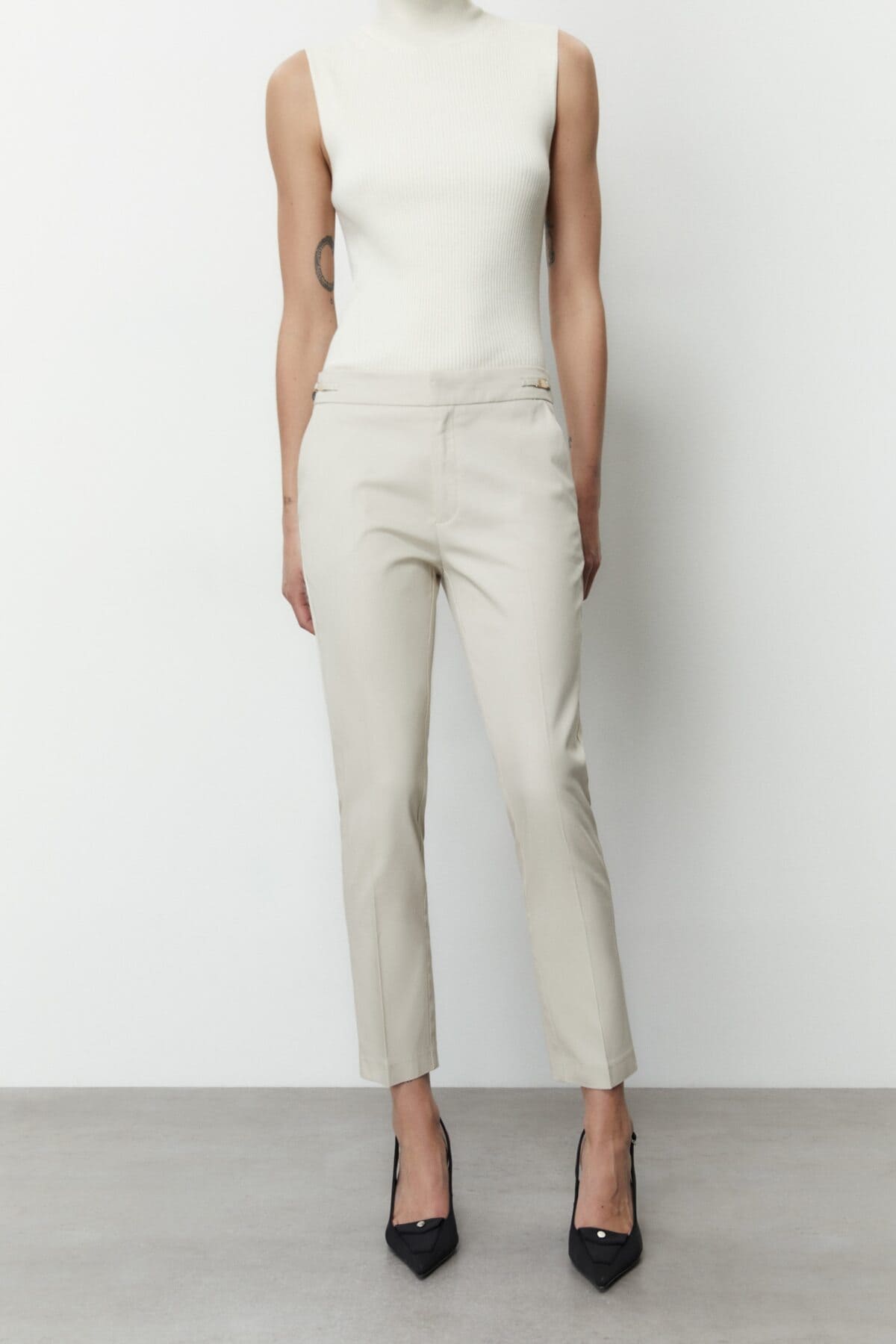 Los pantalones de satén con hebilla de Sfera