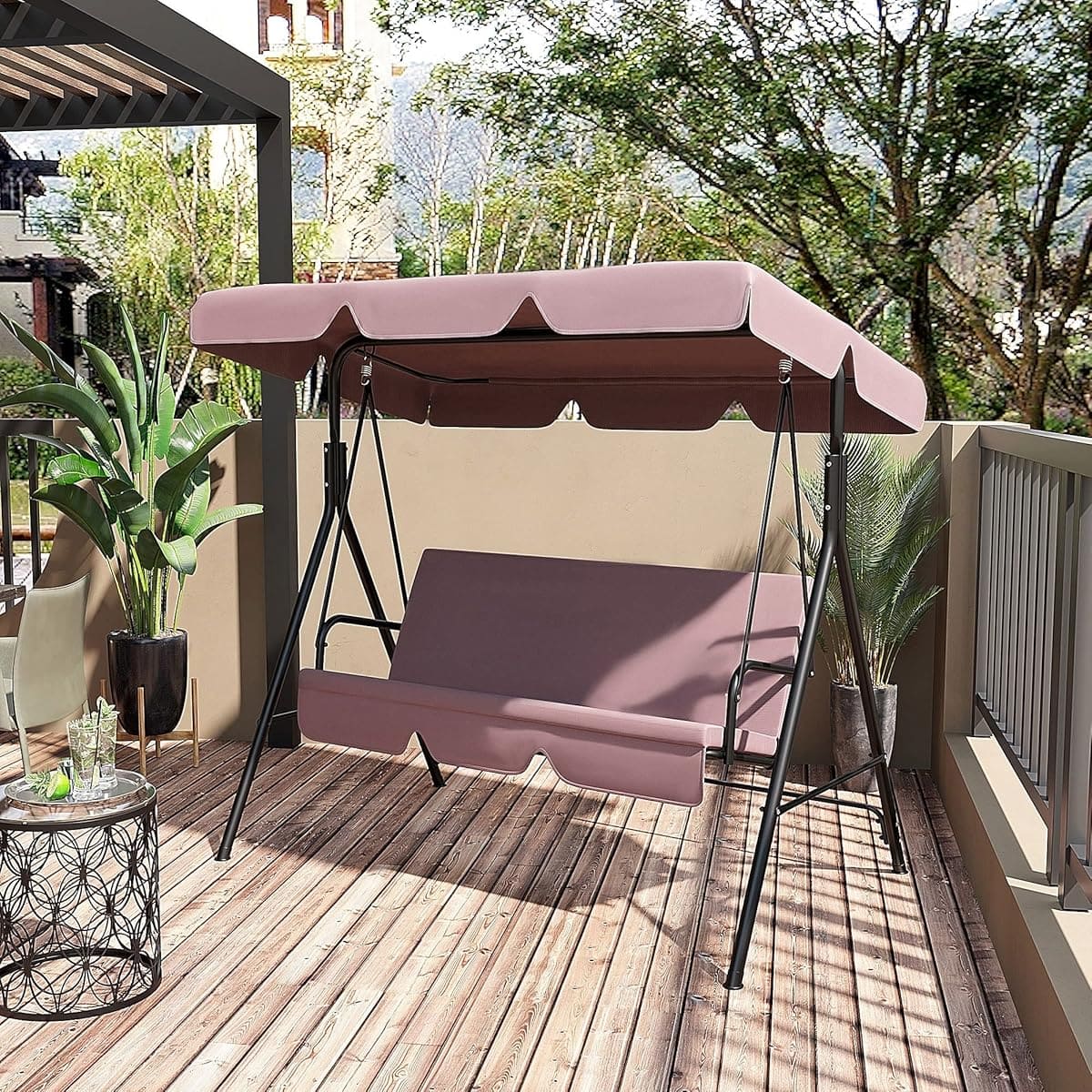 El columpio de jardín de tres plazas con parasol ajustable de Outsunny en Amazon