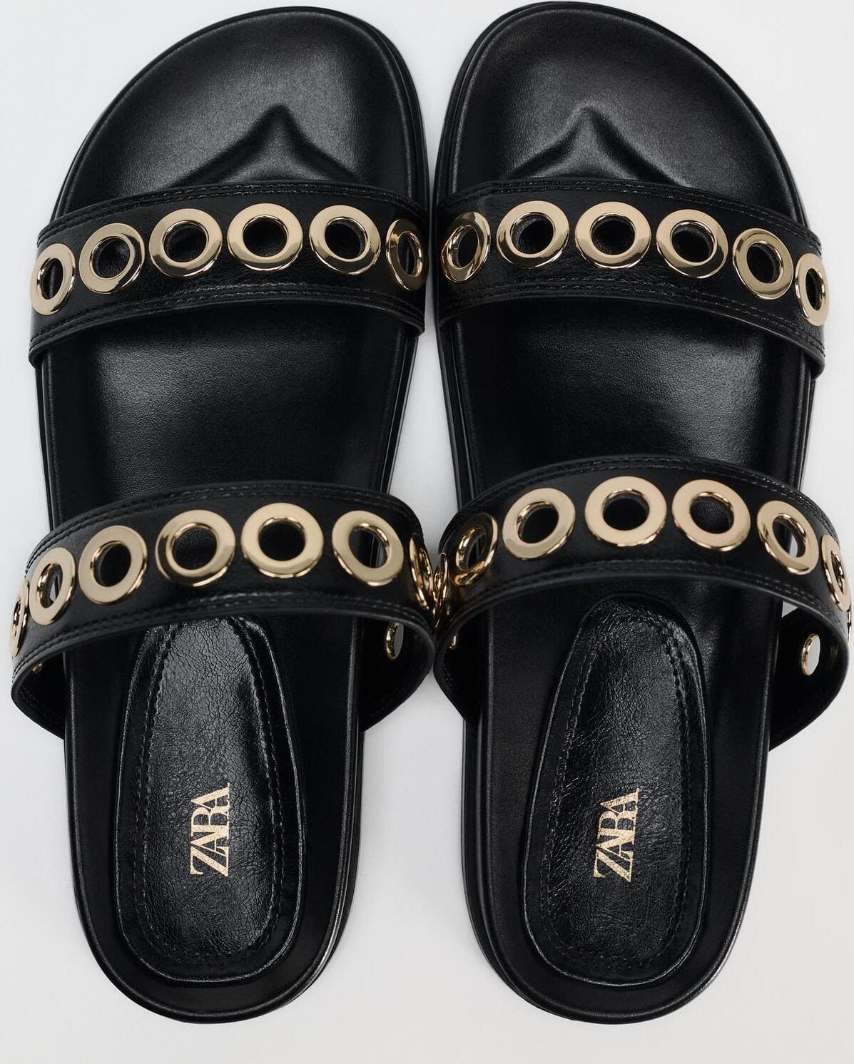 Las sandalias planas con apliques de color negro de Zara