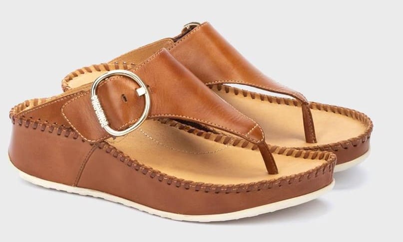 Sandalias de cuña con hebilla decorativa