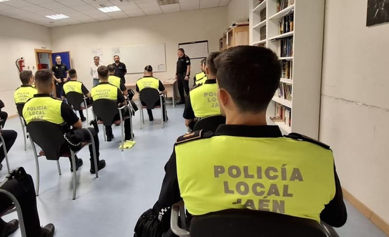 Antonio Losa, junto a los agentes de la Policía Local