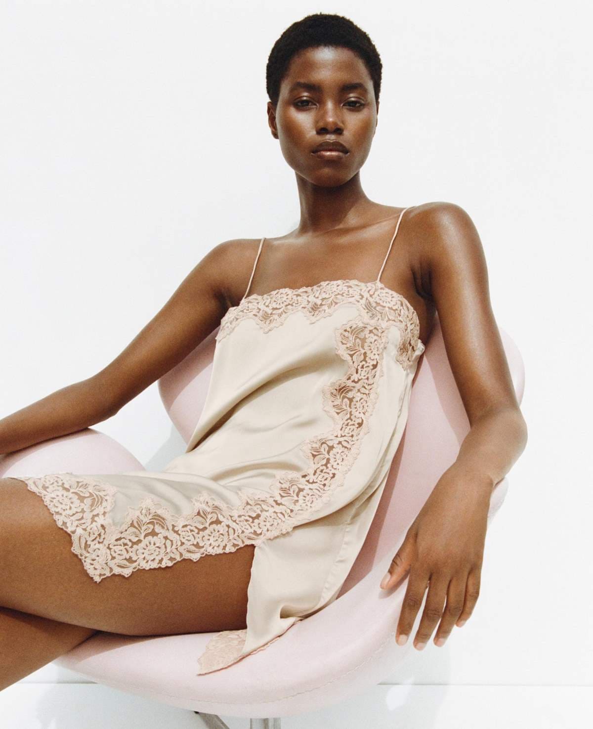 Vestido lencero encaje de Zara