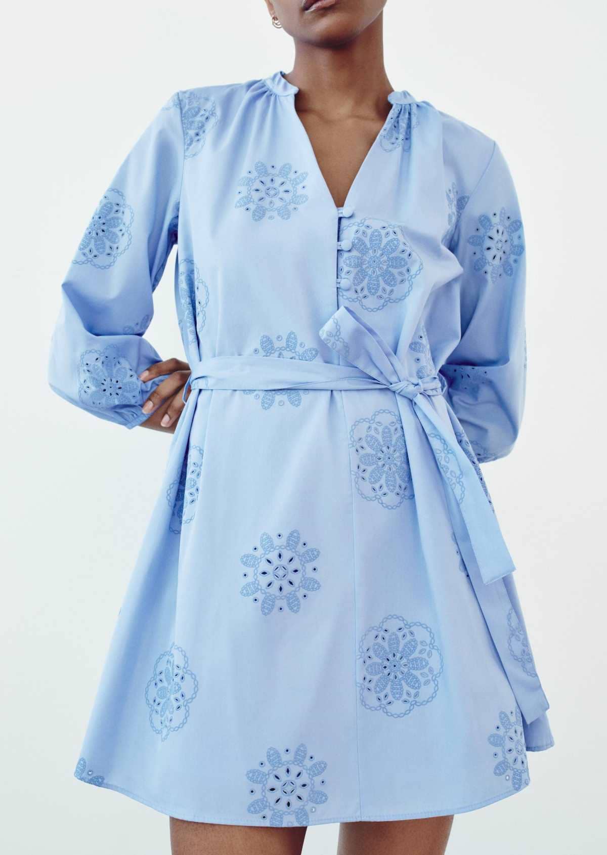 Vestido popelín bordados engomados de Zara