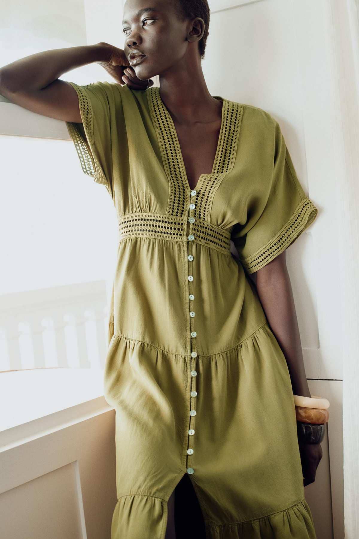 Vestido túnica entredoses de Zara