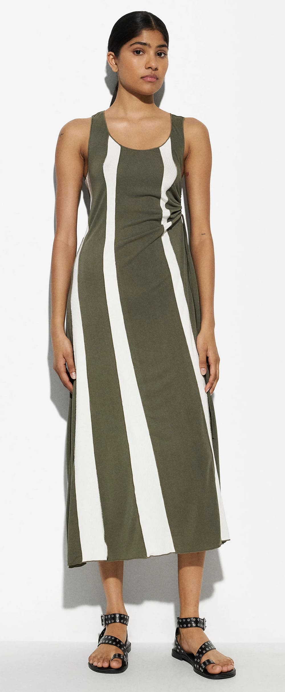 El nuevo vestido midi a rayas fruncido de Primark