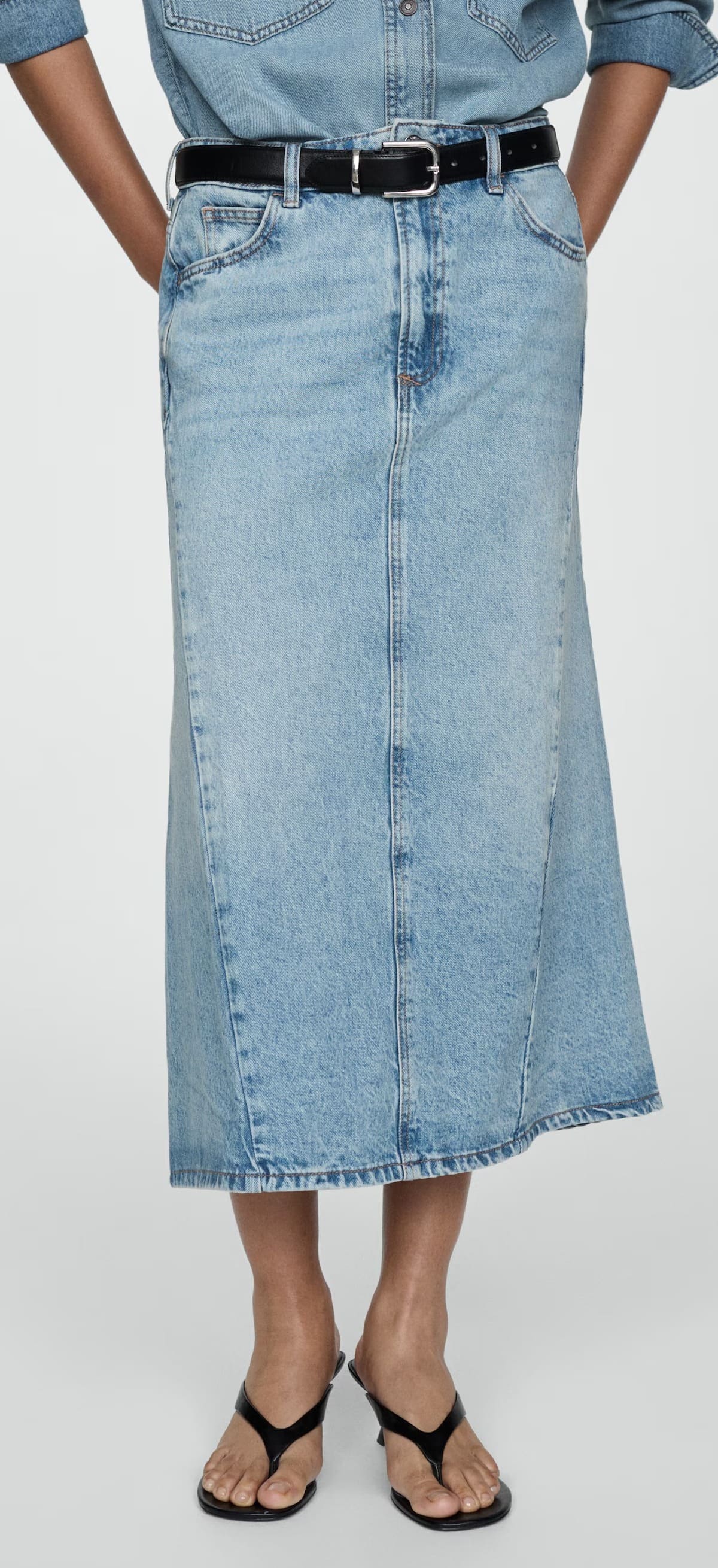 La falda vaquera con abertura de Mango