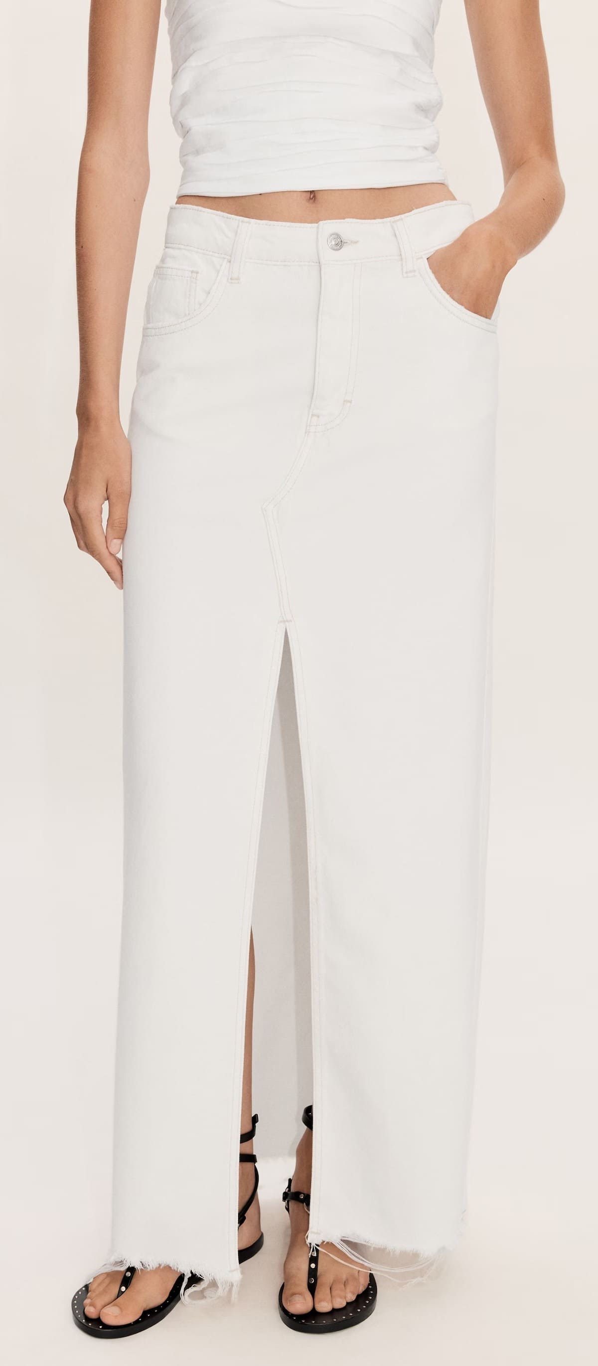 La falda vaquera con abertura de color blanco de Mango