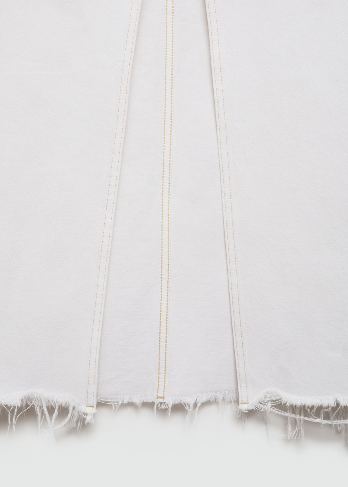 La falda vaquera con abertura de color blanco de Mango