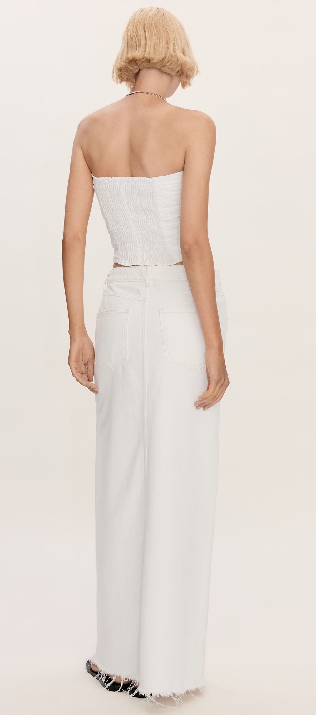 La falda vaquera con abertura de color blanco de Mango