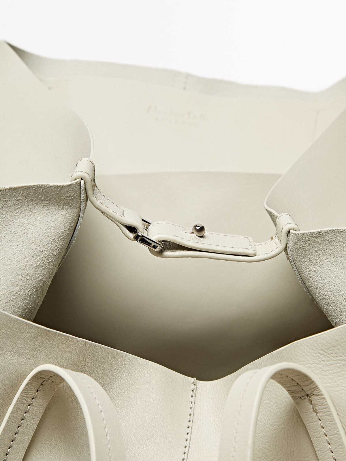 El bolso shopper de piel napa de color blanco de Massimo Dutti