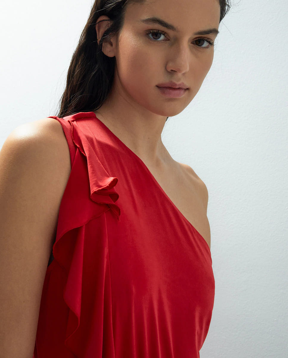 El mono asimétrico con volante de color rojo de Sfera en El Corte Inglés