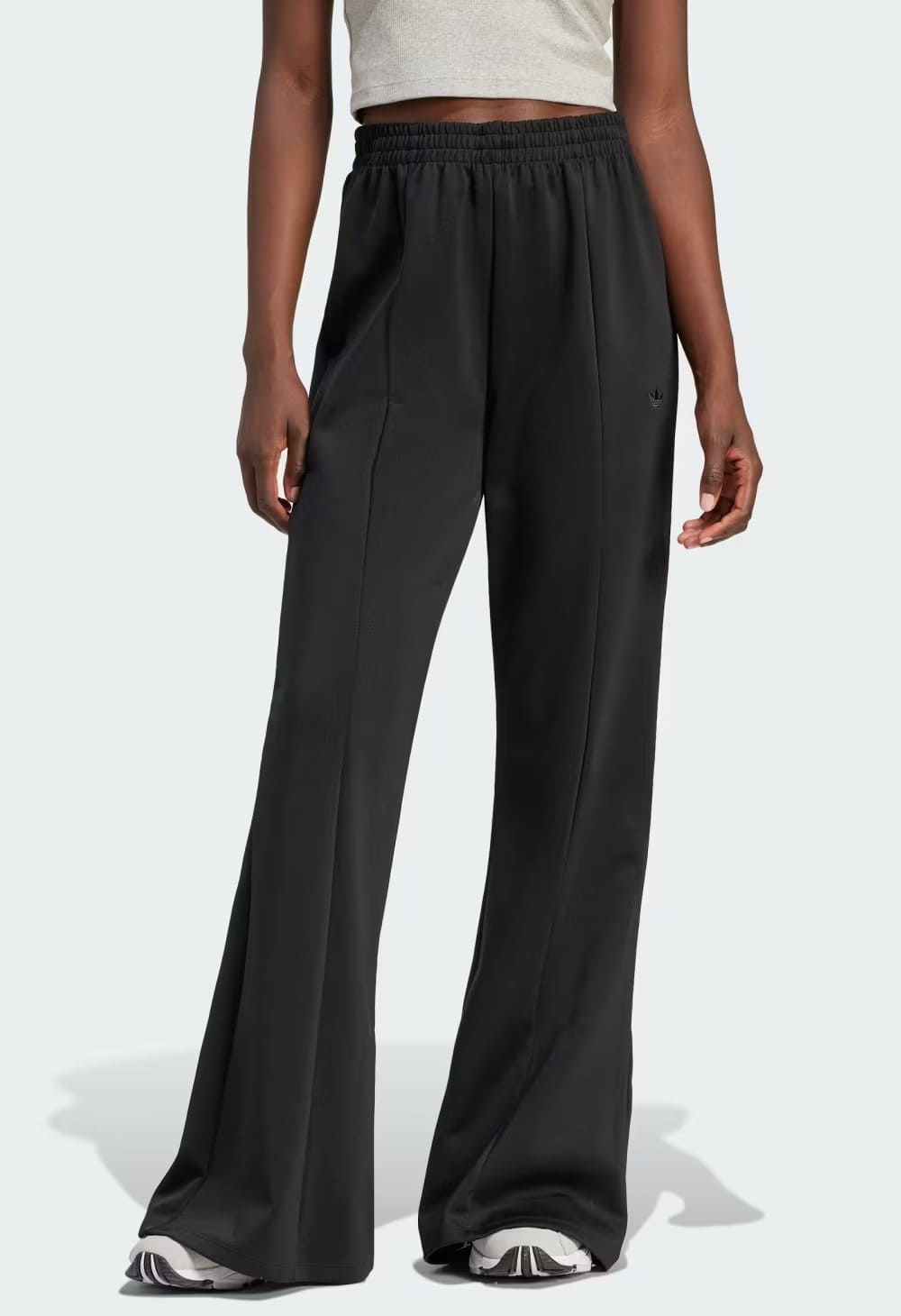 El pantalón Premium Essentials Flared de color negro de Adidas