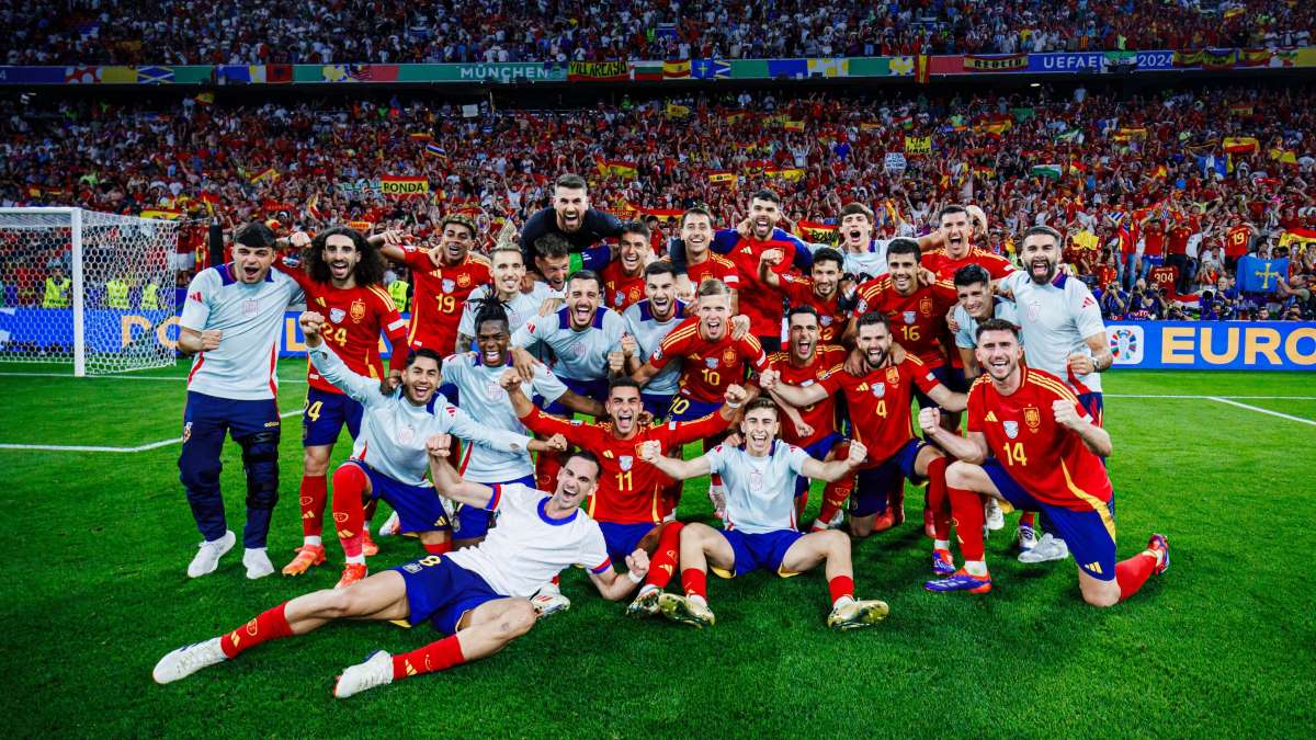 La Selección de Fútbol de España tras clasificarse para la final