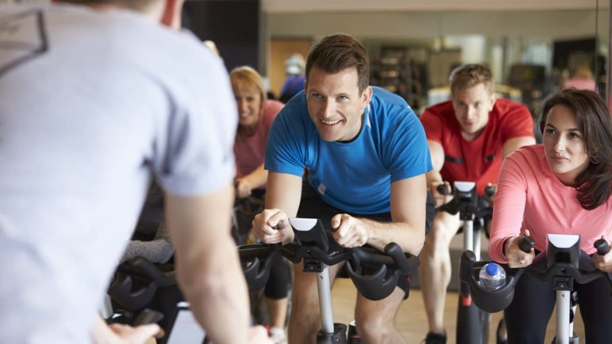 Personas se ejercitan en un gimnasio de Andalucía siguiendo las instrucciones