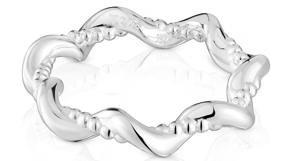El nuevo anillo mediano de plata twisted de Tous
