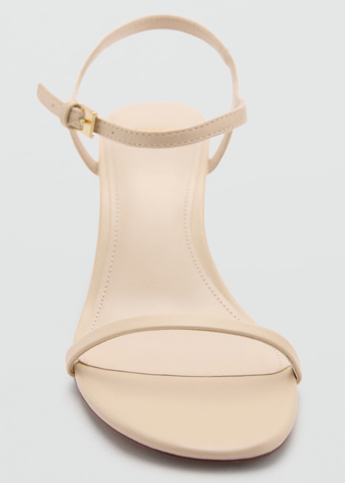 Las nuevas sandalias con tiras y tacón kitten de color crudo de Mango