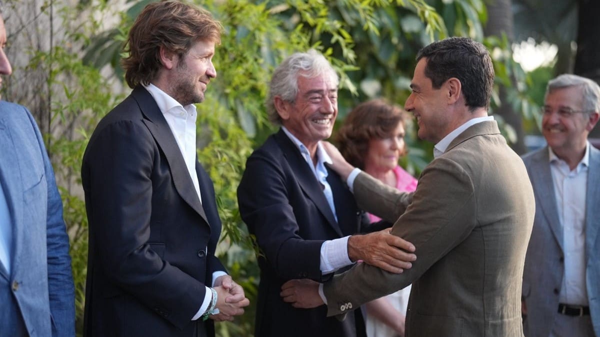 Juanma Moreno, durante su visita al complejo de ocio Laguna Beach