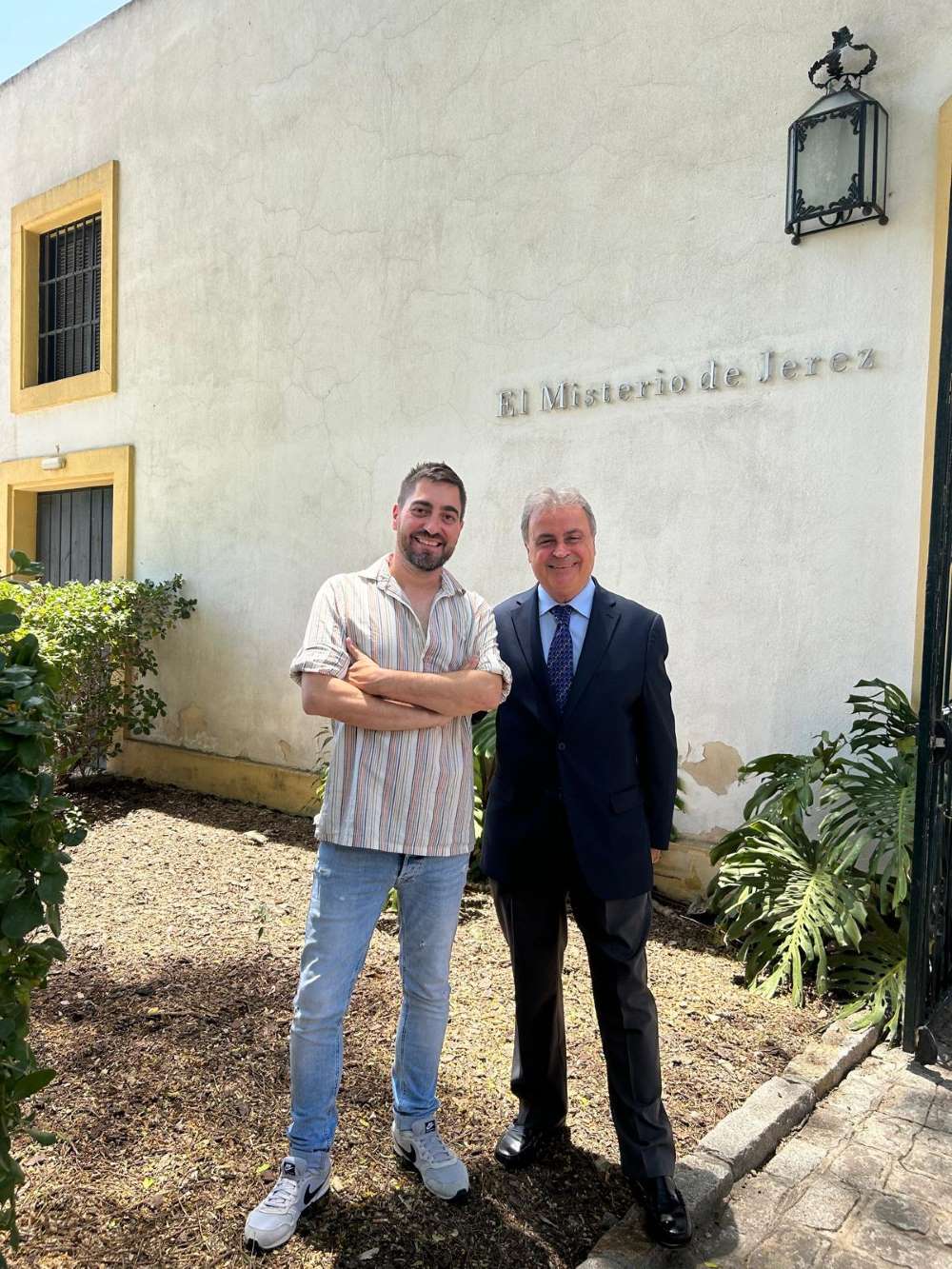 El periodista Óscar Checa y Antonio Real