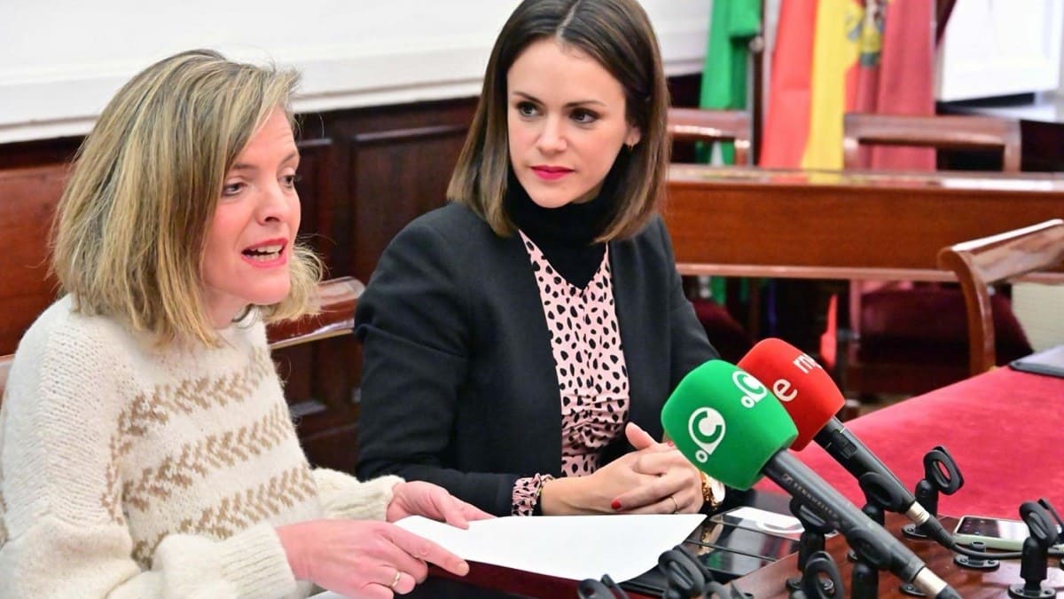 La teniente de alcalde de Desarrollo Económico, Beatriz Gandullo, a la derecha de la imagen