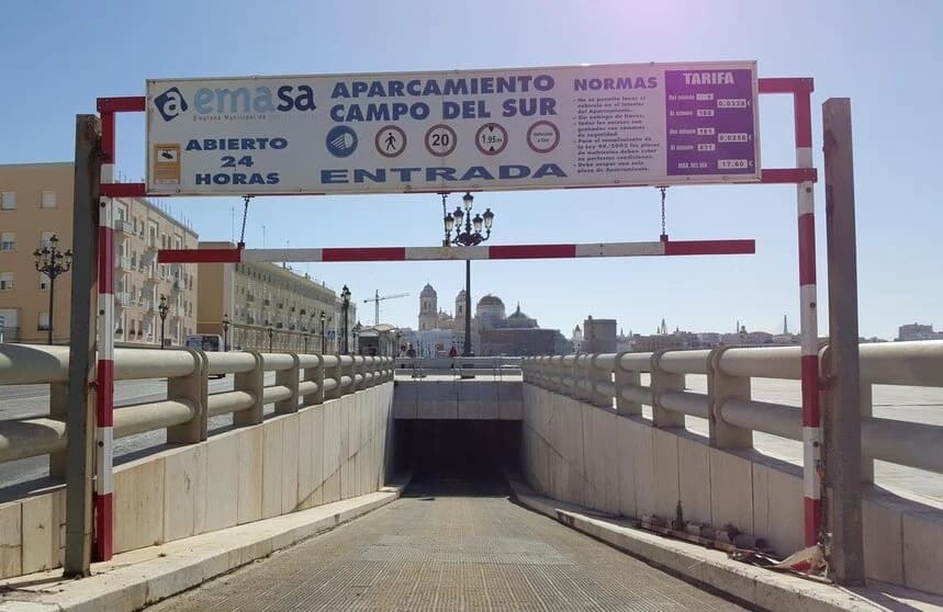 Entrada a un parking de Emasa en Cádiz