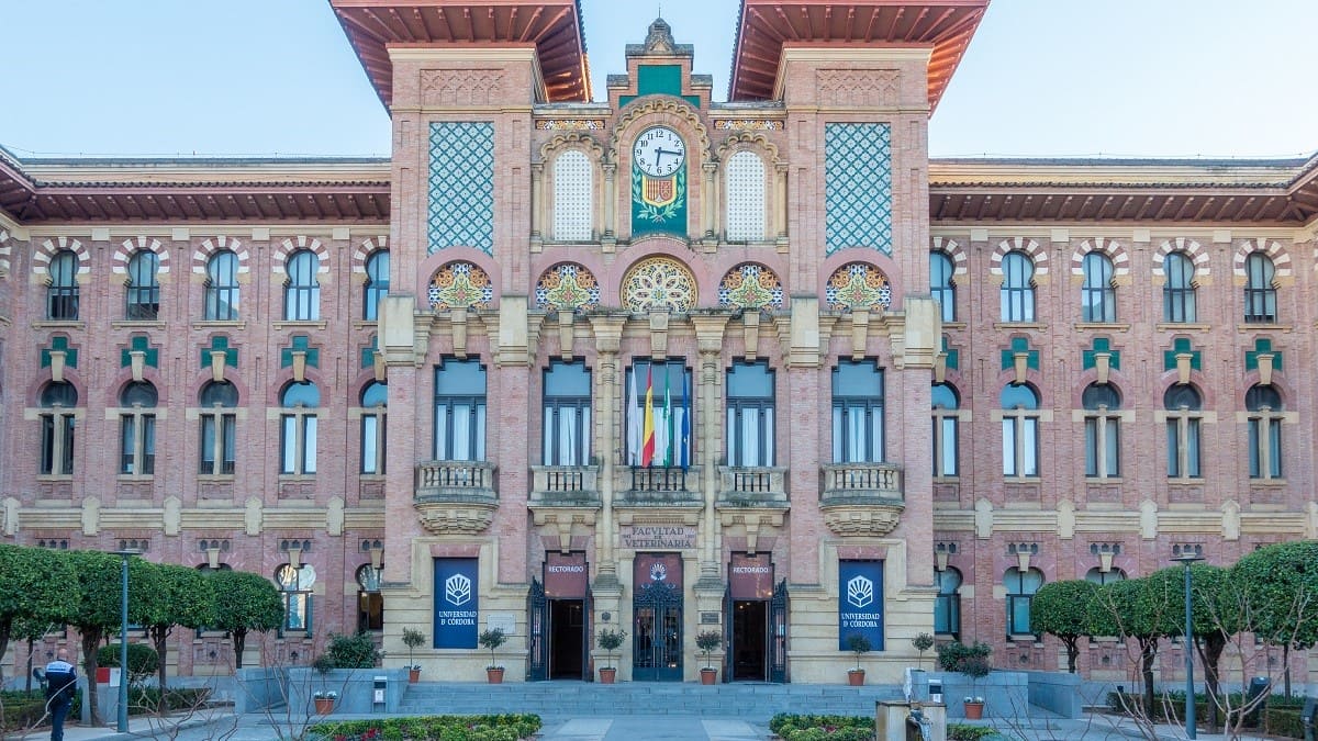 Fachada del edificio principal de la Universidad de Córdoba
