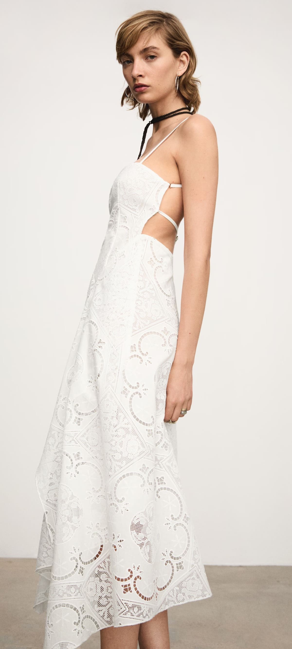 El nuevo vestido bordado asimétrico blanco roto de Mango