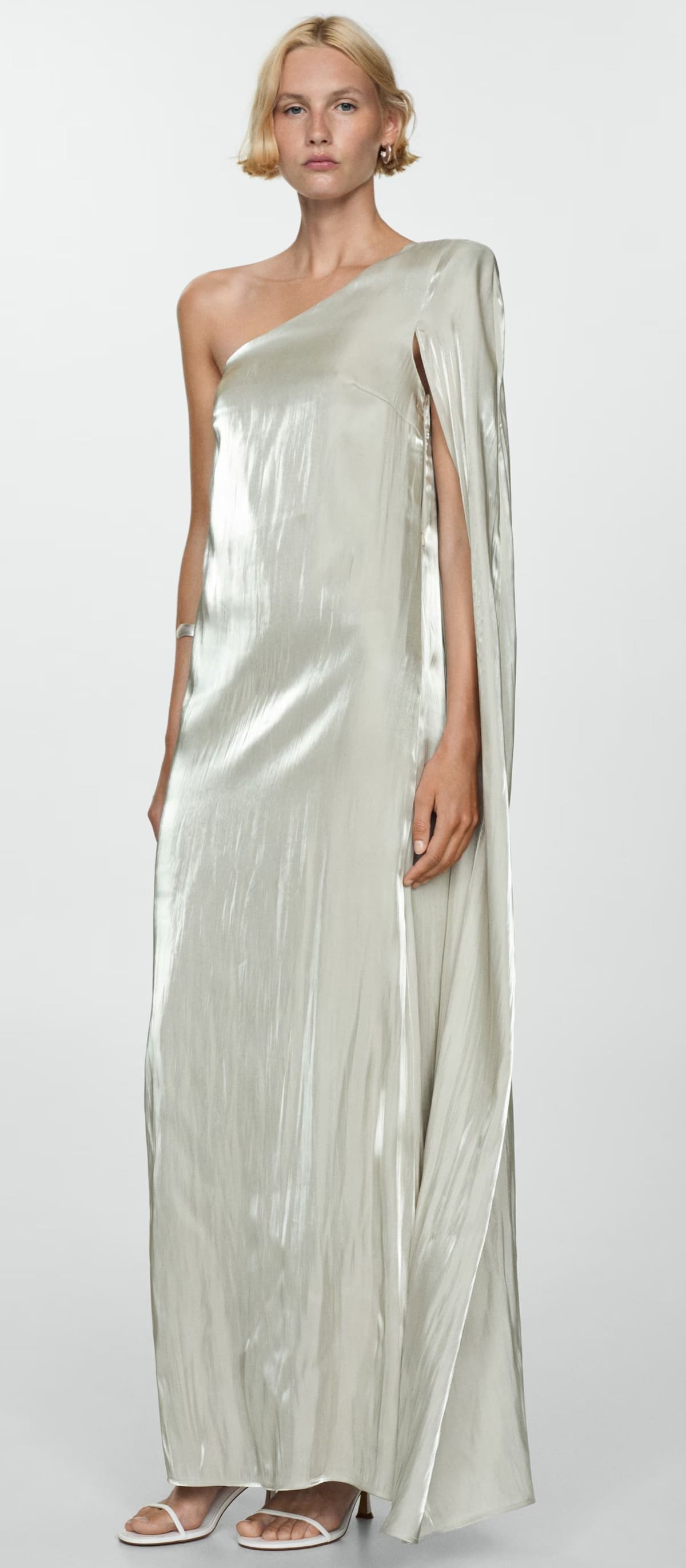 El nuevo vestido satinado asimétrico plateado de Mango