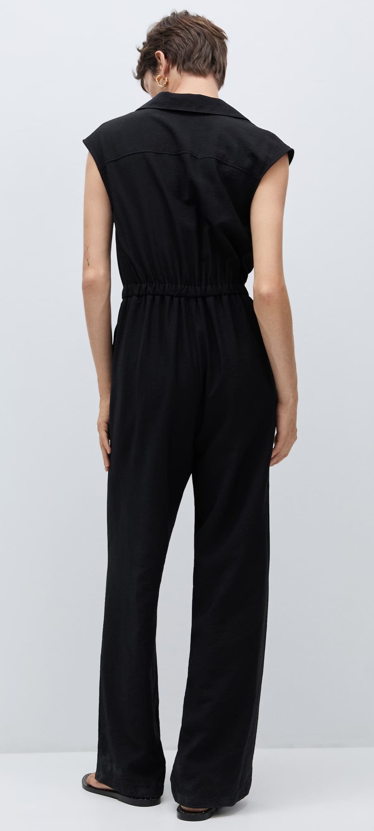 El nuevo mono con bolsillos y cuello camisero negro de Mango