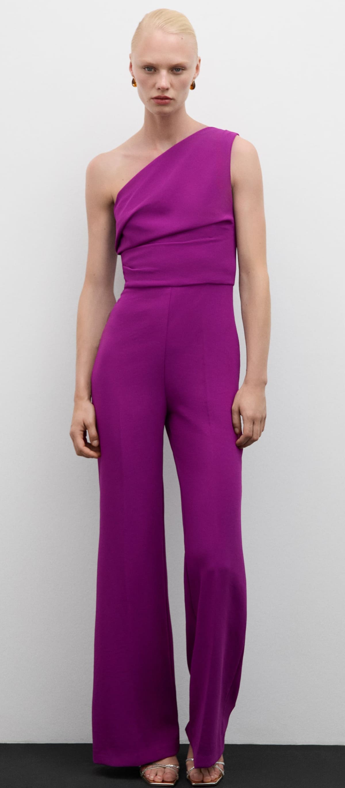 El nuevo mono asimétrico con detalle drapeado morado de Mango