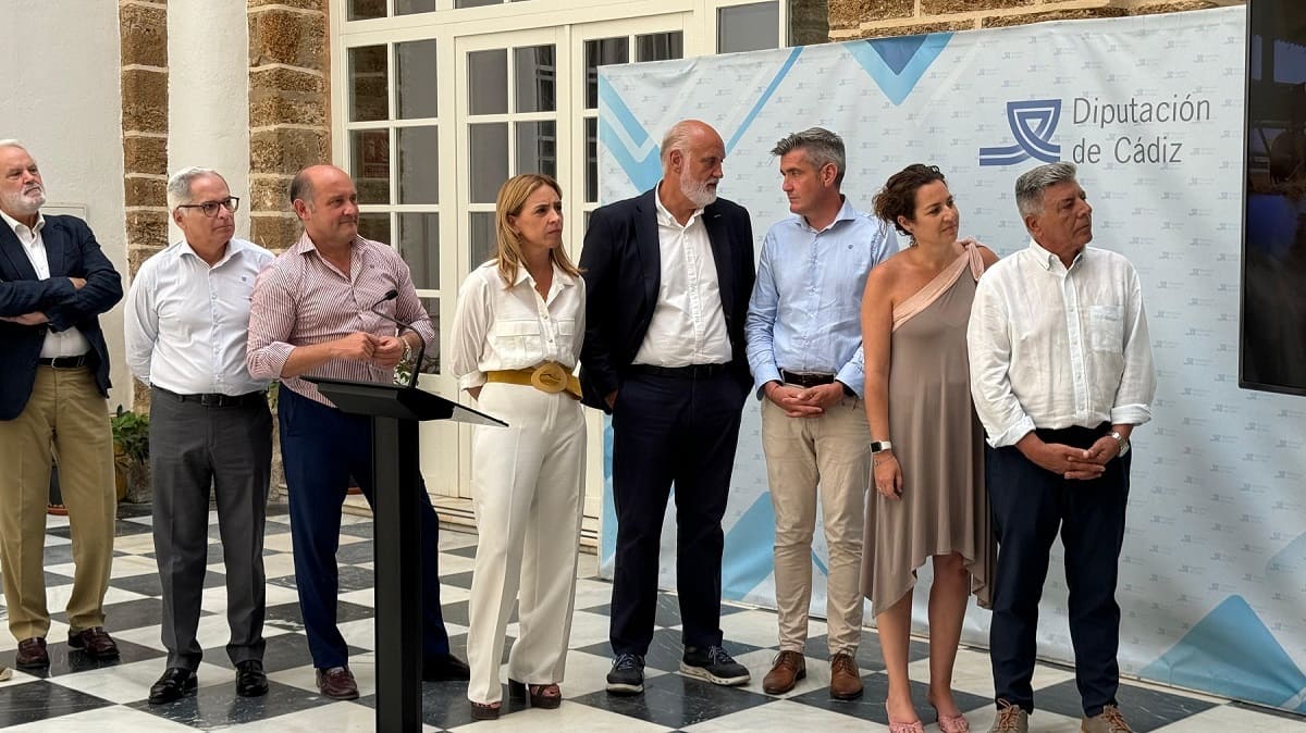Almudena Martínez ha comparecido rodeada de su equipo