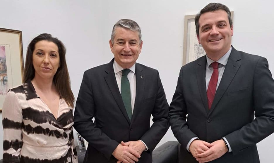 Yolanda Sáez, junto a Antonio Sanz y José María Bellido