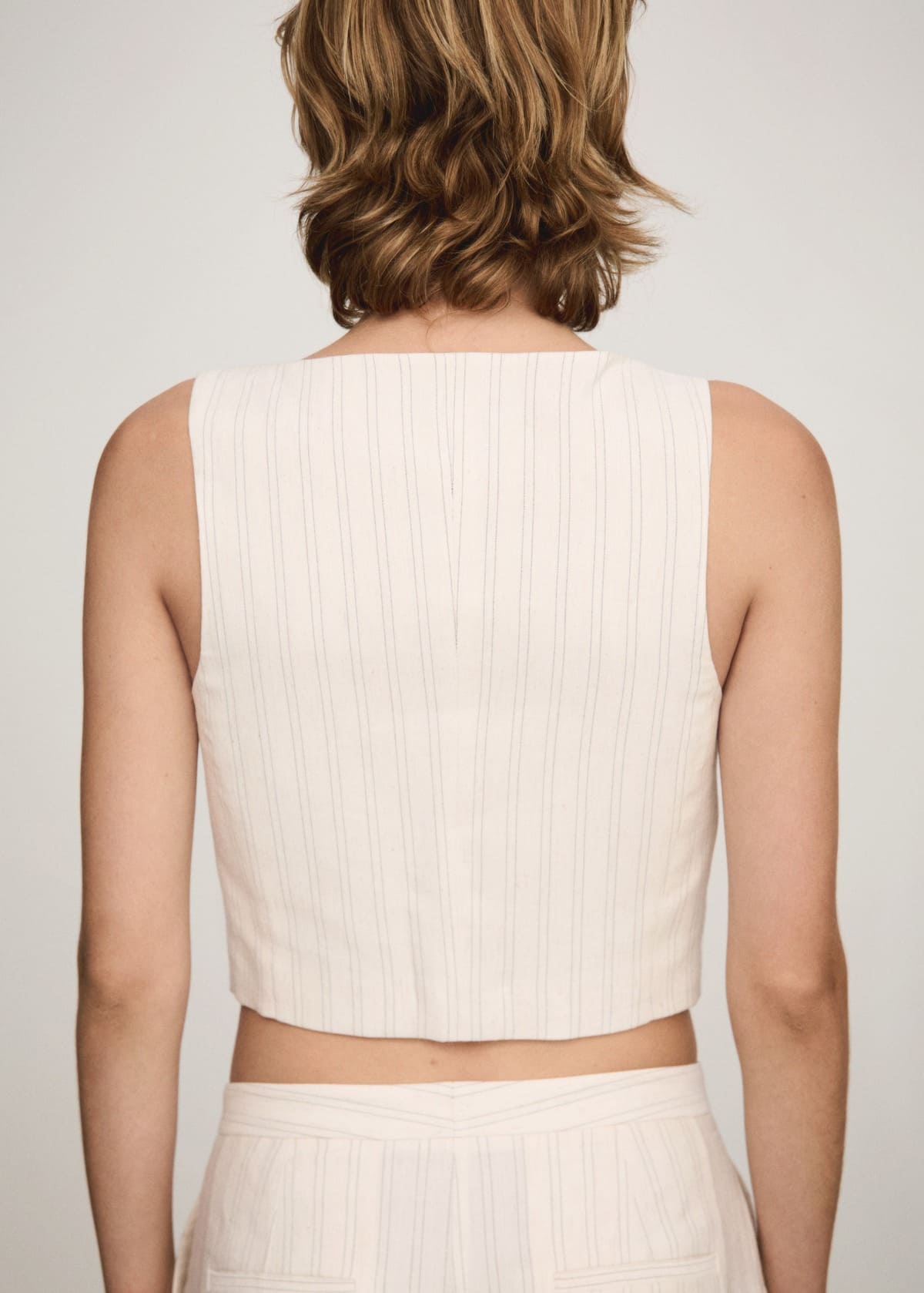 El nuevo chaleco de traje a rayas de Mango