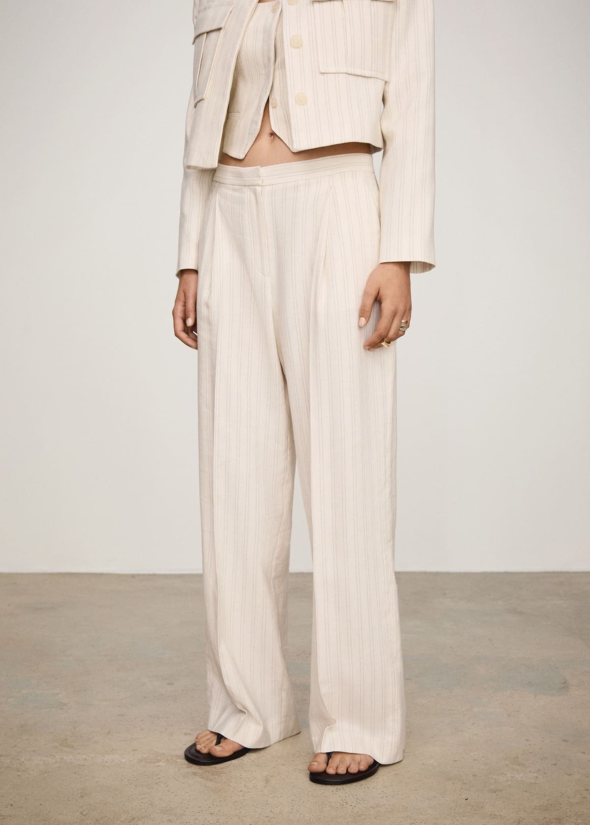 El nuevo pantalón recto a rayas de Mango a juego con su nuevo chaleco