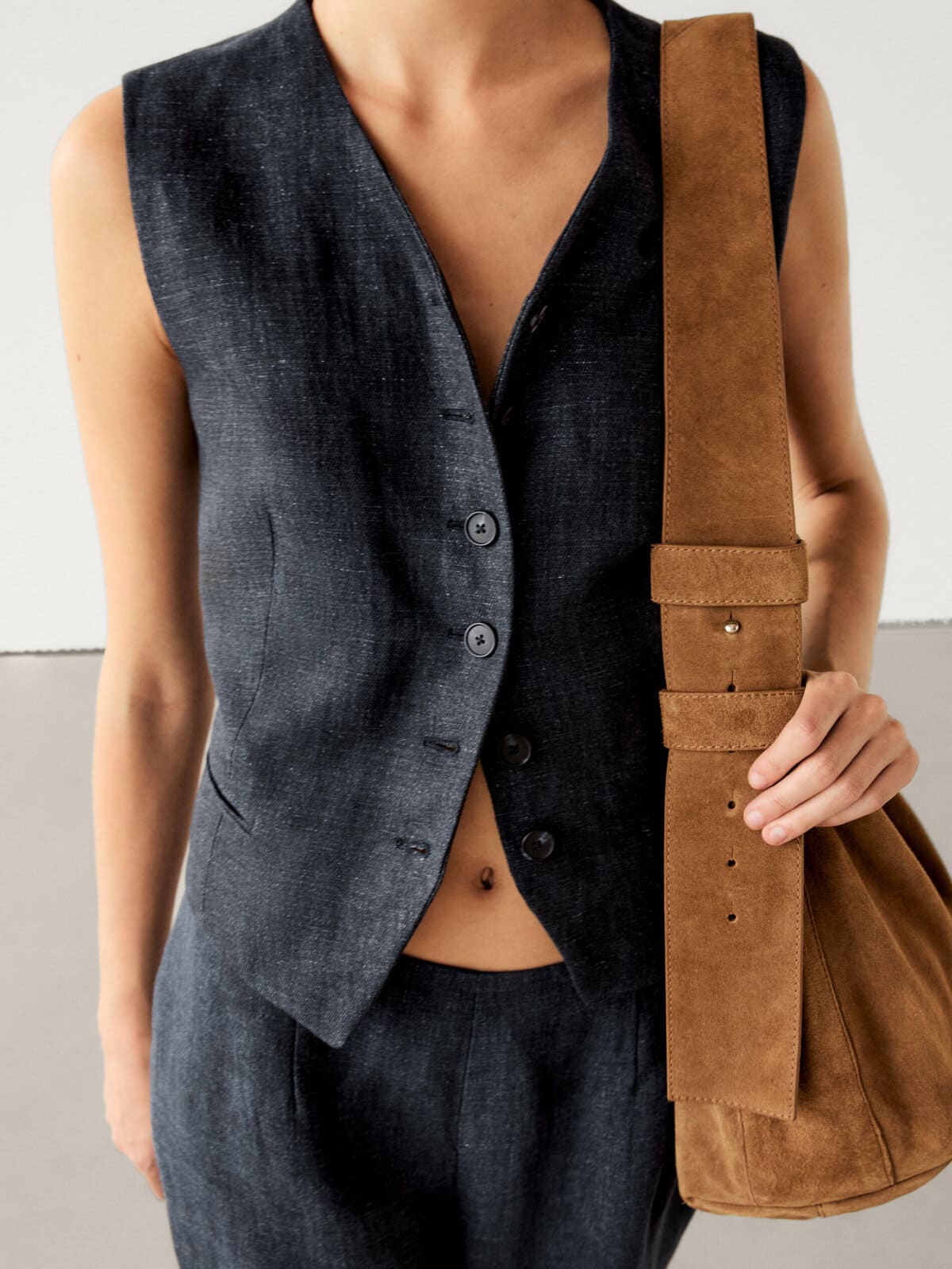 El chaleco conjunto con botones 100% de lino de Massimo Dutti