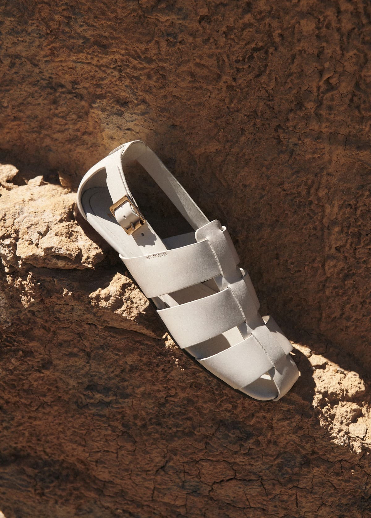 Las nuevas sandalias cangrejeras en piel de color beige de Mango